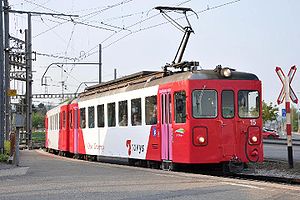 BDe 4/4 15 L'Orbe und Steuerwagen Bt 51 La Sihl in Chavornay im Jahre 2009