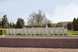 Overzicht met Cross of Sacrifice