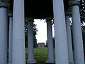 Blick auf das Schloss und Park durch den Säulentempel