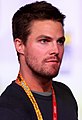 Stephen Amell interpreta Brady.