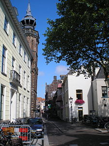 Voorstraat met links de toren van het stadhuis