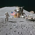 Astronot James Irwin, 1971 Apollo 15 ay görevi sırasında bayrağı selamlıyor