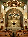 Synagoge Rykestraße in Berlin mit einer Estrade aus Toraschrein, Kanzel und Lesepult