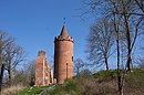 Burgruine mit Bergfried und Wallanlage