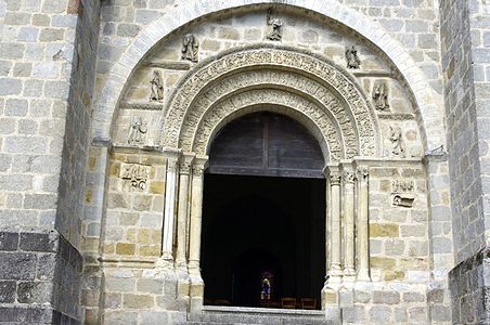 Eingangsportal von Notre-Dame-de-la-Nativité