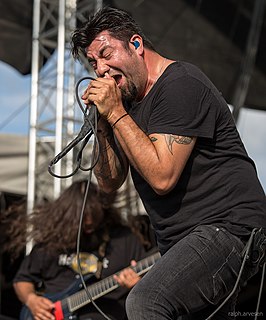 Moreno tijdens een optreden met Deftones in 2014.