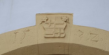 Jahreszahl und Wappen am Bogenscheitel der nördlichen Giebelfassade