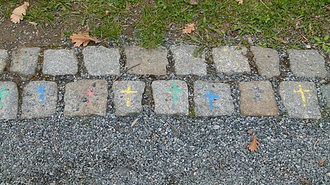 Farbige Kreuze am Boden, Teil der Gedenkspur