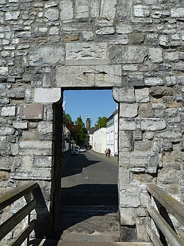 Veldzijde Nieuwenhofpoortje met zicht op de Zwingelput. Boven de poort de gedenksteen zwijnenjacht