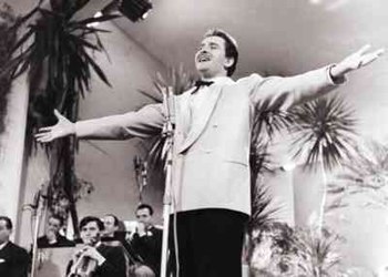 Modugno durante l'esibizione al Festival di sanremo del 1958