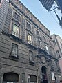 La facciata del palazzo su via dei Tribunali