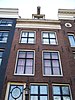 Huis met gevel onder rechte lijst