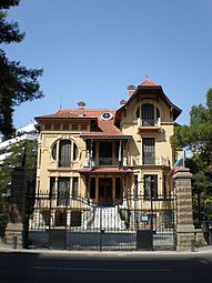 Η Κάζα Μπιάνκα χτίστηκε τη διετία 1911-1913, σε σχέδια του Πιέτρο Αρριγκόνι.