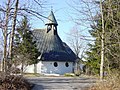 Kirche von Süden – Parkplatz und Sakristei