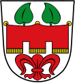 Gemeinde Hergensweiler In Silber eine breite, dreilatzige rote Fahne mit goldenen Fransen, darüber nebeneinander zwei grüne Lindenblätter, darunter eine rote heraldische Lilie.