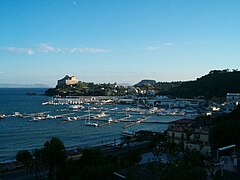 Die Burg an Hafen und Bucht von Baia