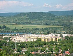 A lakótelep tömbjei, háttérben a Schmidt Sándor-lakótelep, a Palatinus-tó, a Sátorkőpuszta és a Tábla-hegy a Pilis vonulataival