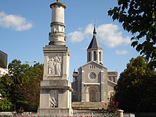 View of Montceau-les-Mines War Memorial in front of the parish church. We can see the bas-relief showing a soldier saying his farewells before going off to war and the reproduction of a miner's lamp.