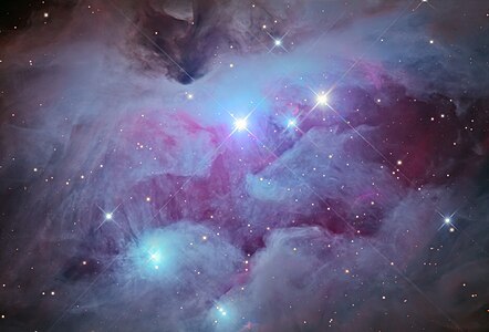 Avcı takımyıldızında yer alan NGC 1973/75 ve 77, yansıma bulutsularıdır. Çevresindeki ışık kaynaklarından yararlanarak, ışığı yansıtmaktadır. Dünya'dan 1500 ışık yılı uzaklığındadır. 15 ışık yılı genişliğindedir. (Üreten:Magnus Manske isimli bot tarafından alınmıştır.)