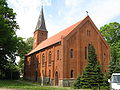 Kirche mit Trockenmauer und Kirchhof