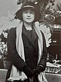 Leydi Elizabeth Bowes-Lyon, 1915'te bir hayır etkinliğinde.