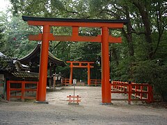 Zwei der Torii am Shimogamo-Schrein