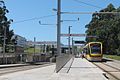 Een van de hoge delen van de halte Verdes met een Flexity Swift tram van lijn B naar Póvoa de Varzim. Links het lage deel van lijn E en uiterst links het hoge deel van lijn B voor de richting Porto.