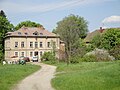 Herrenhaus (Nr. 1), ein Wohn- und Verwalterhaus (Nr. 2), zwei Wohn- und Wirtschaftsgebäude (Nr. 3, 4) sowie zwei Scheunen (Nr. 5)