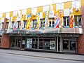 Kursaal im Dorfzentrum mit Mosaikfassade von Alessandro Mendini