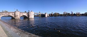 Blick auf die Etwashäuser Mainseite mit Alter Mainbrücke und Kreuzkapelle