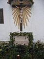 Grab von Franz Jägerstätter an der Außenmauer der Pfarrkirche