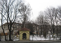 Göppelkreuz-Kapelle, dahinter Neulandschule