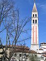 Il campanile visto dai giardini pubblici.