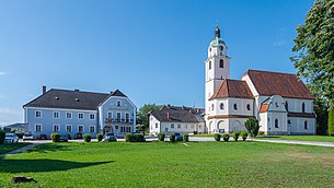 Marktplatz mit Gemeindeamt und Kirche