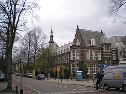 Foto uit 2012: de hoofdgevel aan de Prins Hendriklaan, op de hoek van de Gabriël Metsustraat