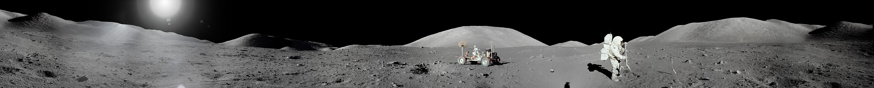 Apollo 17 görevi sırasında çekilen Ayın panoramik fotoğrafı. Ortasında Ay taşıtı Lunar Roving Vehicle görülmektedir (1972). (Üreten:NASA)