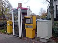 Von links nach rechts: Briefkasten, Telefonzelle, Briefmarkenautomat und ein Depotkasten