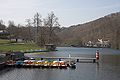 Der Teich mit Campingplatz und Bootssteg (links) sowie früherem Hotel (rechts)