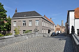 De Leeuwstraat kruist de Speelmansrei via de Leeuwenbrug.