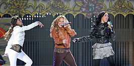 Adrienne Bailon, Sabrina Bryan en Kiely Williams aan het optreden tijdens de One World Tour