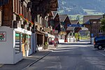 Dorfstrasse in Saanen mit der Drogerie (links)