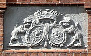 Wappen von Strahlendorf (links) auf einer Tafel aus dem alten Schloss aus dem 18. Jhdt.