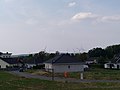 Neubaugebiet Vor dem Bruche; im Hintergrund der Windpark Harlingerode
