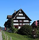 Der 1692 entstandene Bau in der Scheftenau gilt als schönstes und grösstes erhaltenes Toggenburger Haus.[8]