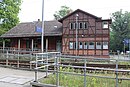 Bahnhofsempfangsgebäude mit Abort- und Aufenthaltsgebäude sowie Beamtenwohnhaus mit Nebengebäude, Bahnmeisterei und straßenseitiger Grundstückseinfriedung