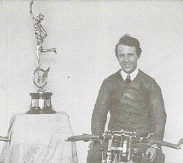 Jock Porter met de Mouzilly Saint-Mars-trophy na zijn overwinning in de Lightweight TT van 1923