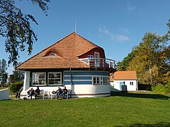 Haus mit rückwärtigem Balkon und Nebengebäude