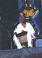 Der ghanaische Musiker Kofi Ayivor eröffnet das African Music Festival 1995 im niederländischen Delft