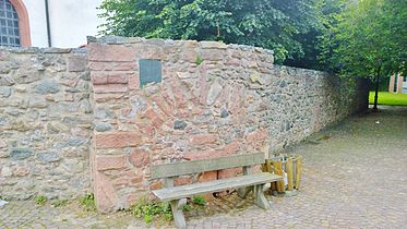 Stadtmauer mit vermauerter Pforte