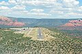 Sedona Havalanı. Bir masa dağ üzerinde; sağda aşağıda düzlükte Sedona